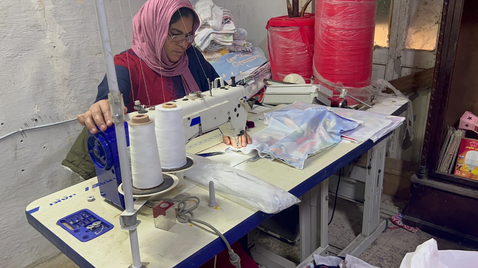أحد السيدات العاملات فى الورشة