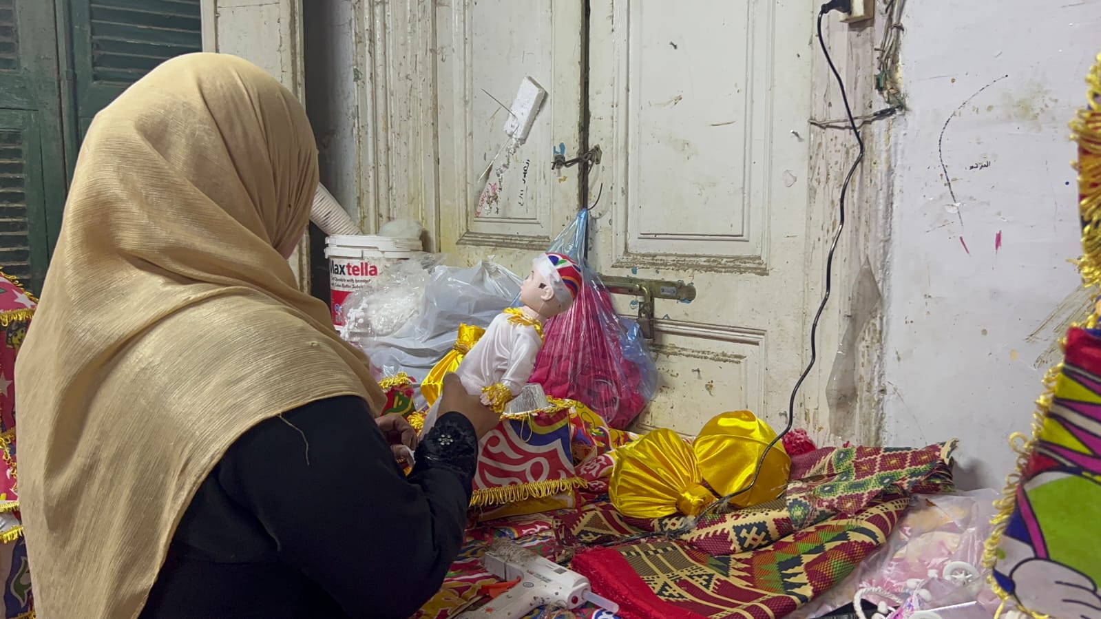 مرحلة لصق القماش