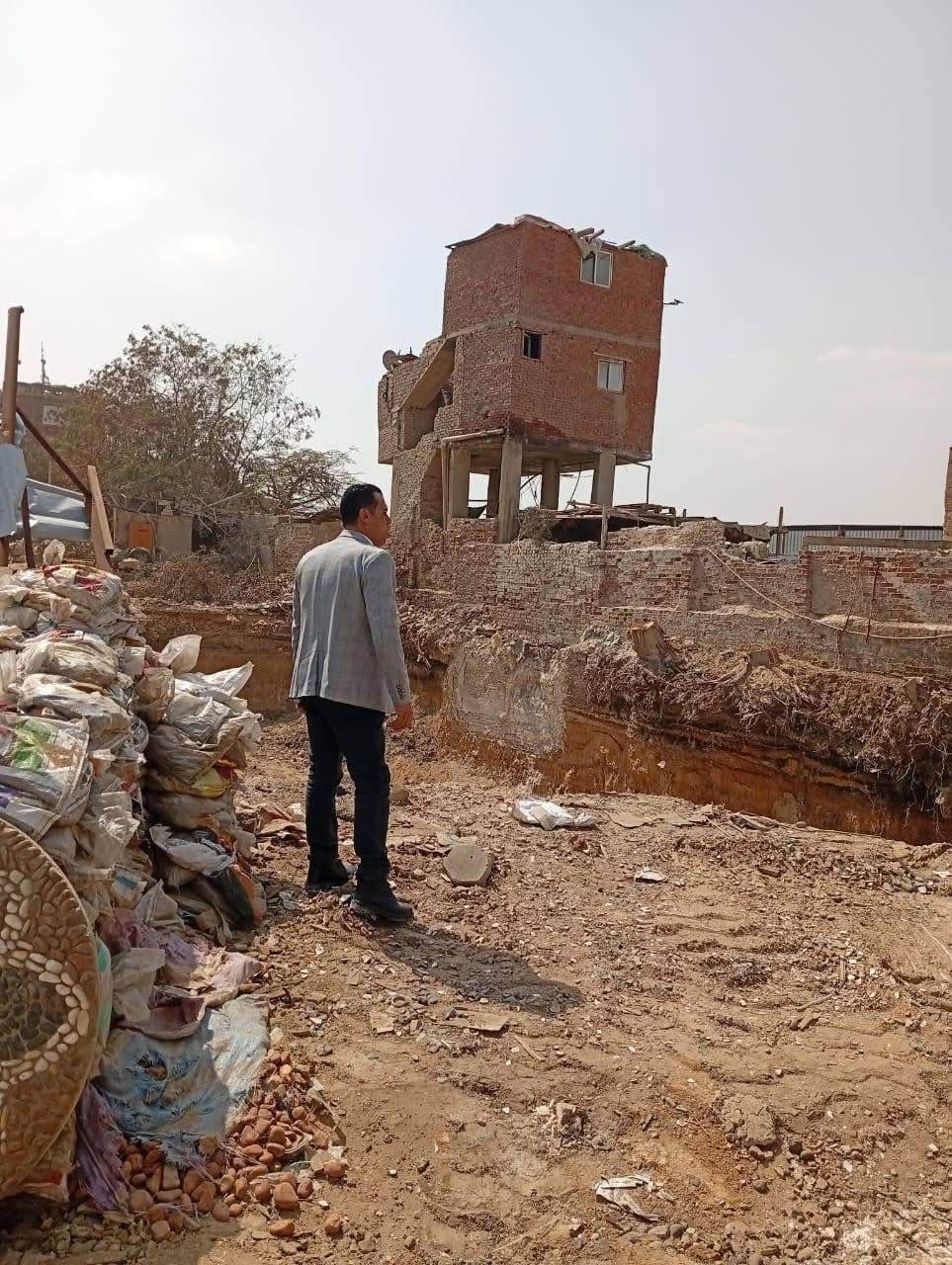 حملات لإزالة مخالفات البناء بحي البساتين (2)