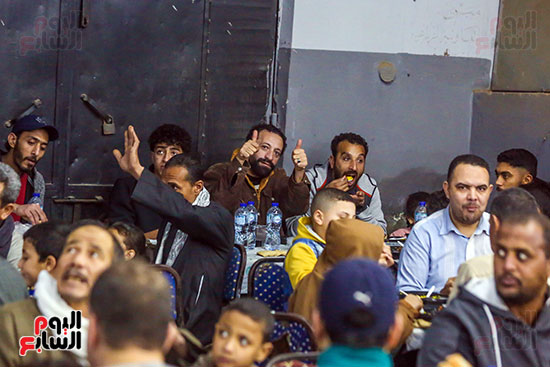 علامة النصر اثناء الافطار