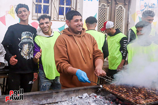 سعادة على وجه عامل تجهيز الكفتة