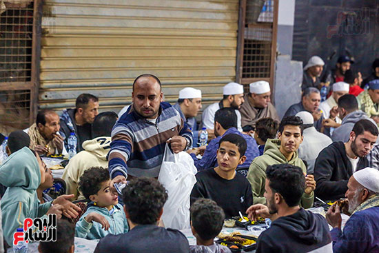 توزيع المثلجات على الصائمين