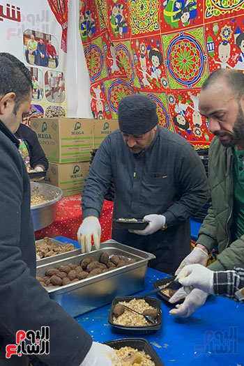 تجهيز الوجبات بأشهي أنواع الطعام للصائمين