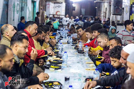 الصائمون لجظة الافطار