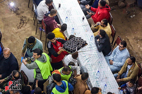 توزيع العصائر على الصائمين