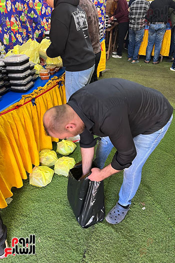 تغليف الوجبات إستعدادا لتوزيعها