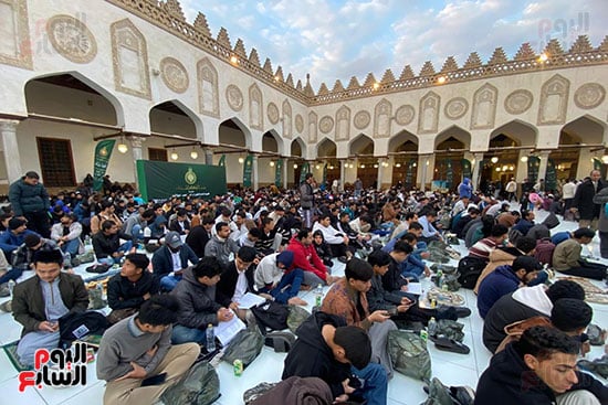 أفطار عشرة ألاف صائم