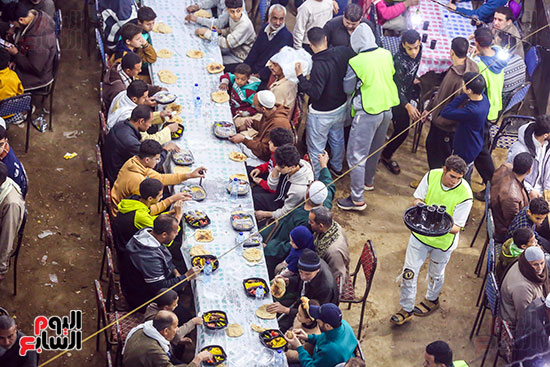 توزيع الوجبات على الصائمين