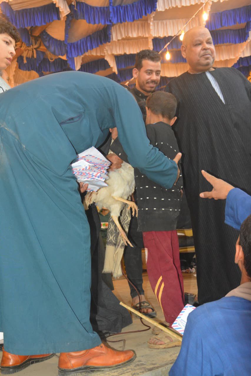 تبرع أحد الأهالي بدجاجتين تبرع أحد الأهالي بدجاجتين