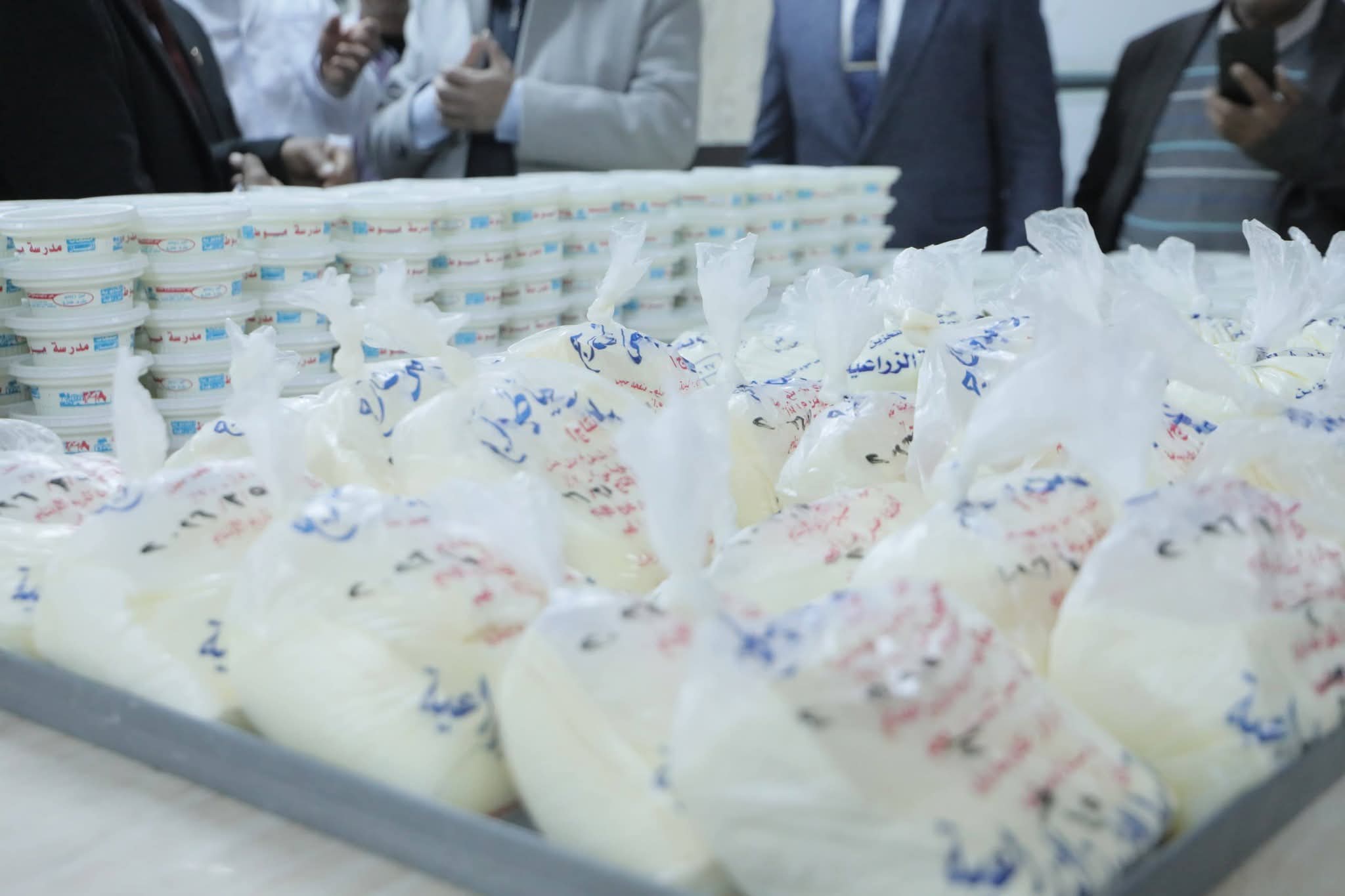 تجهيز اللبن الطازج والزبادي داخل المدرسة