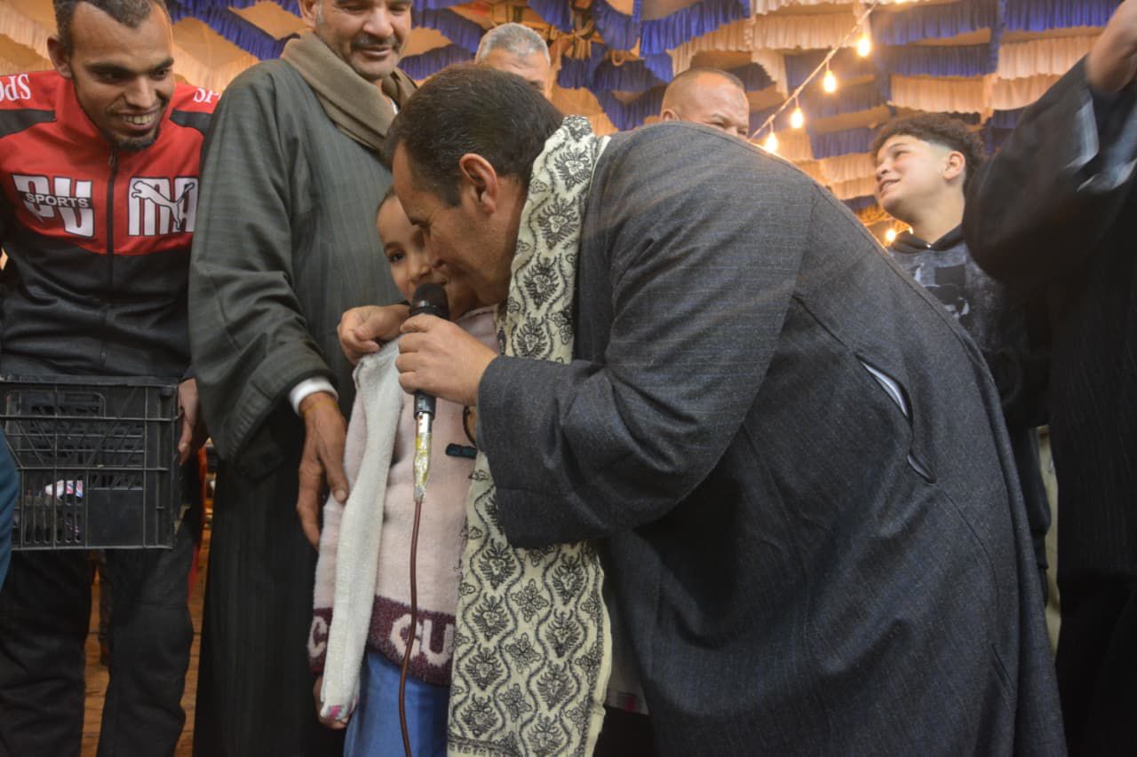 طفلة تتبرع بأقراطها طفلة تتبرع بأقراطها