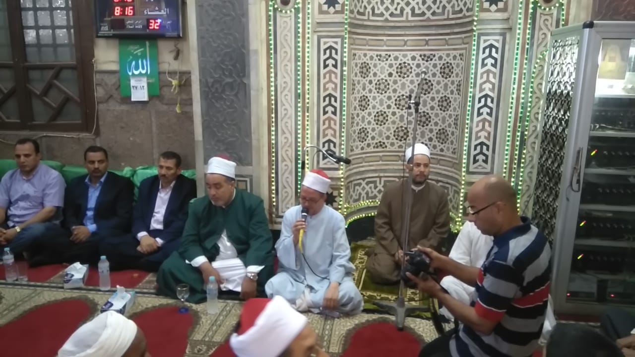 الأئمة داخل المسجد