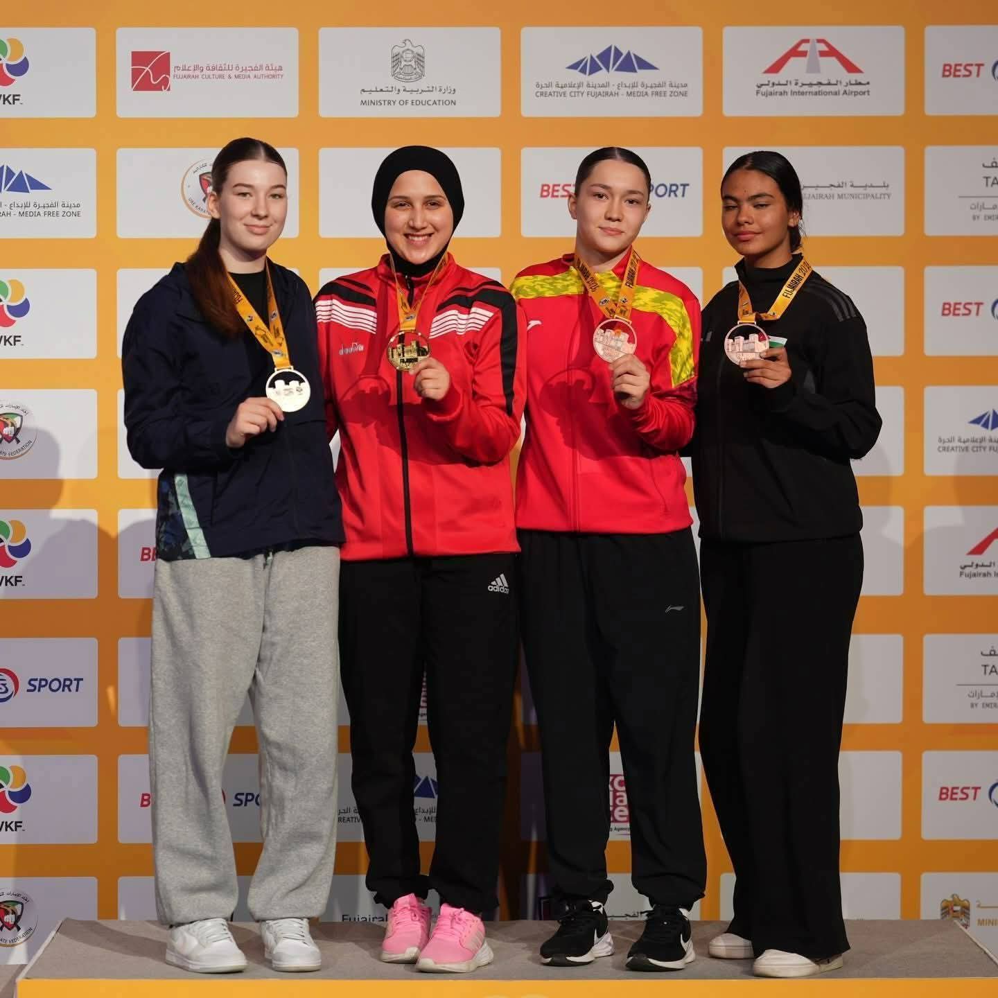 مع زميلاتها 