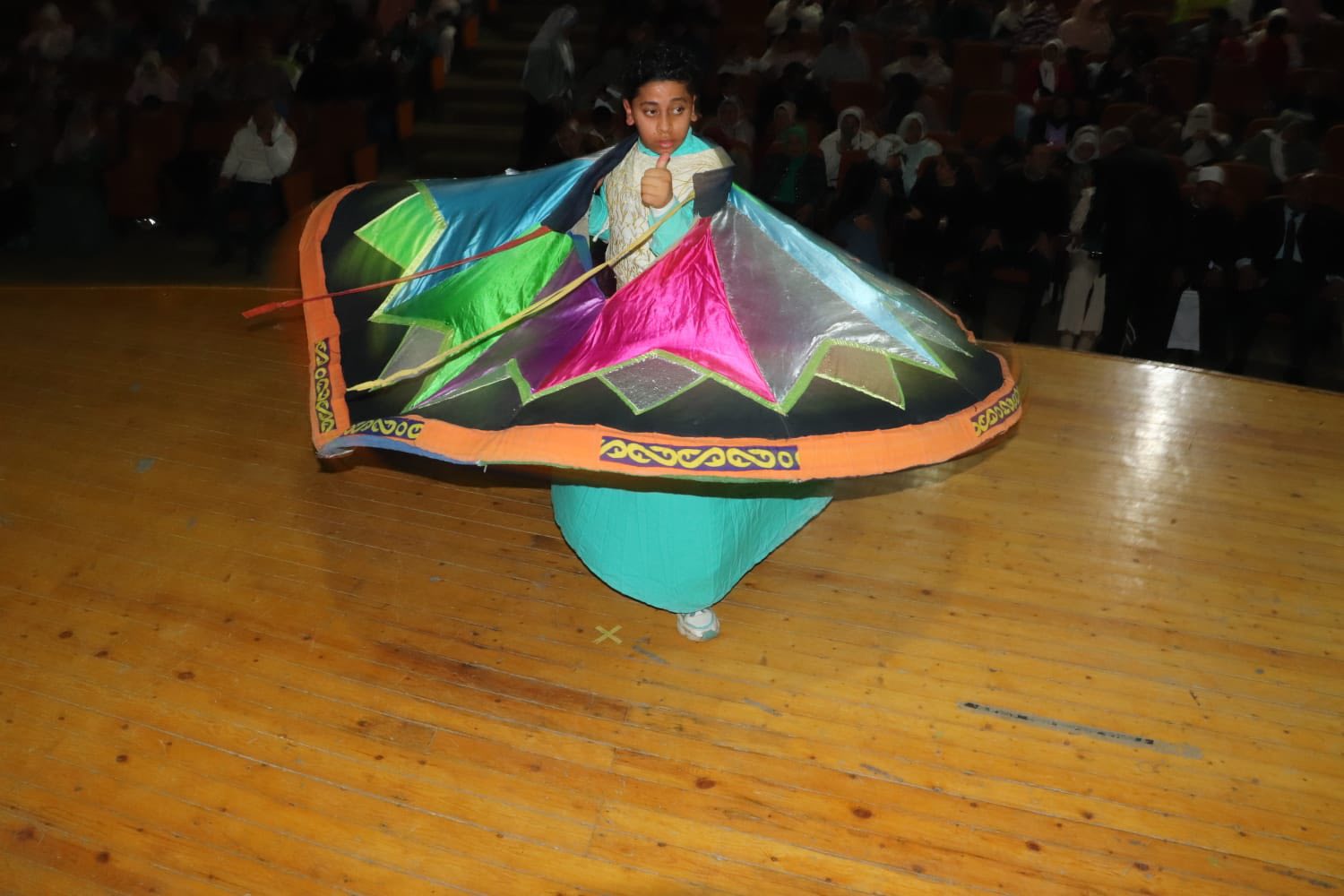 أطفال يعلبون التنورة