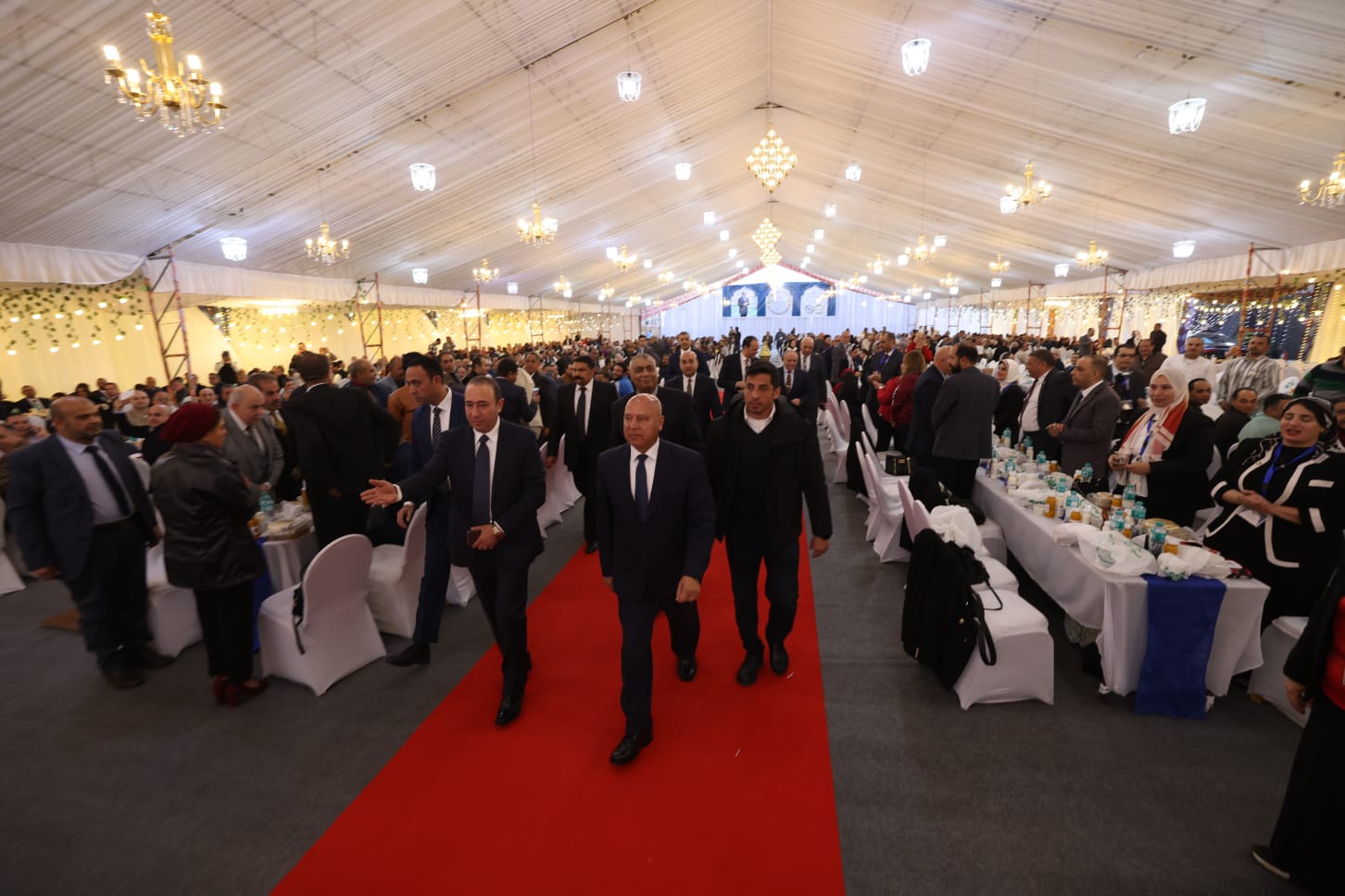 وزير النقل خلال لقاء العاملين (2)