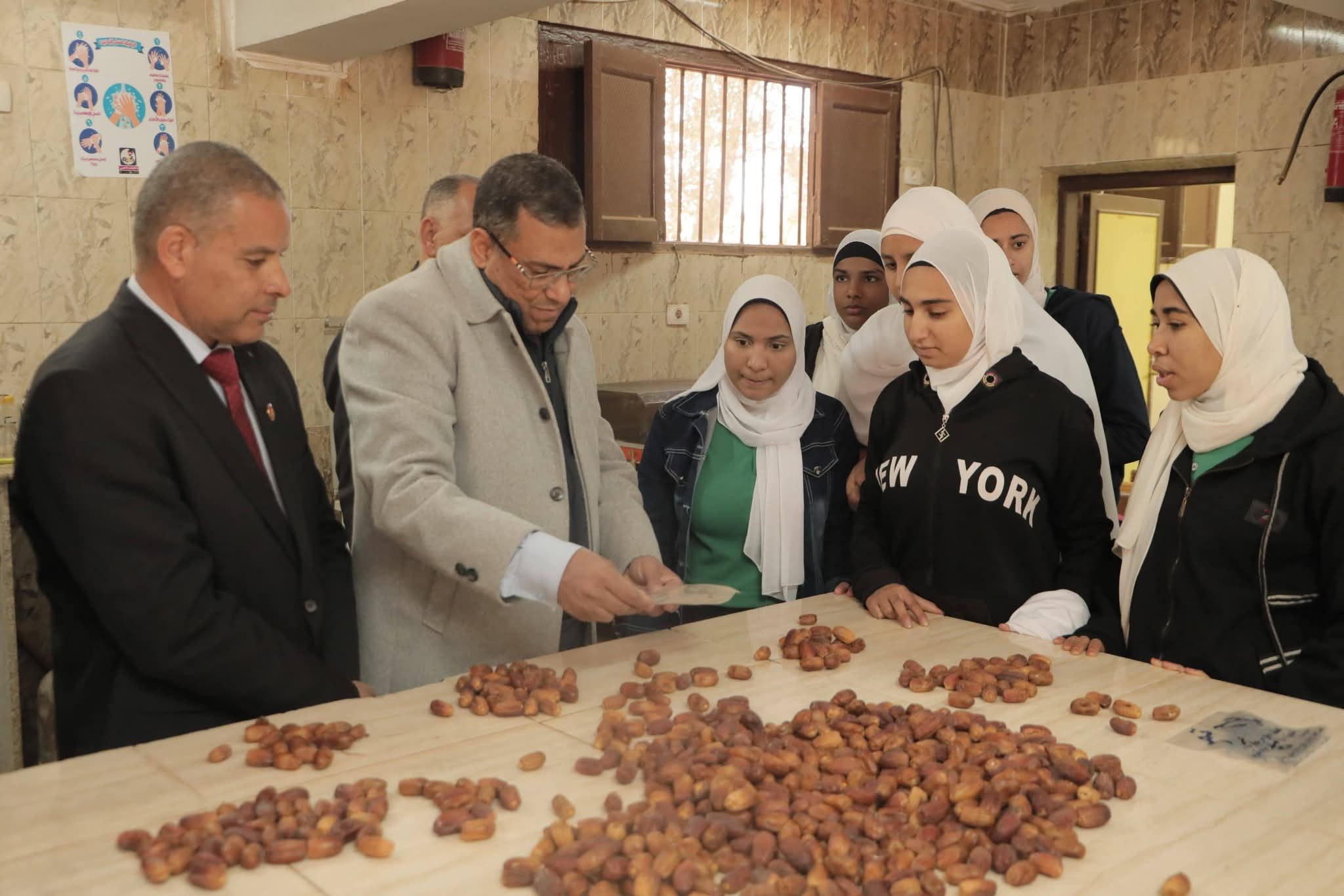 اثناء تجهيز عبوات البلح