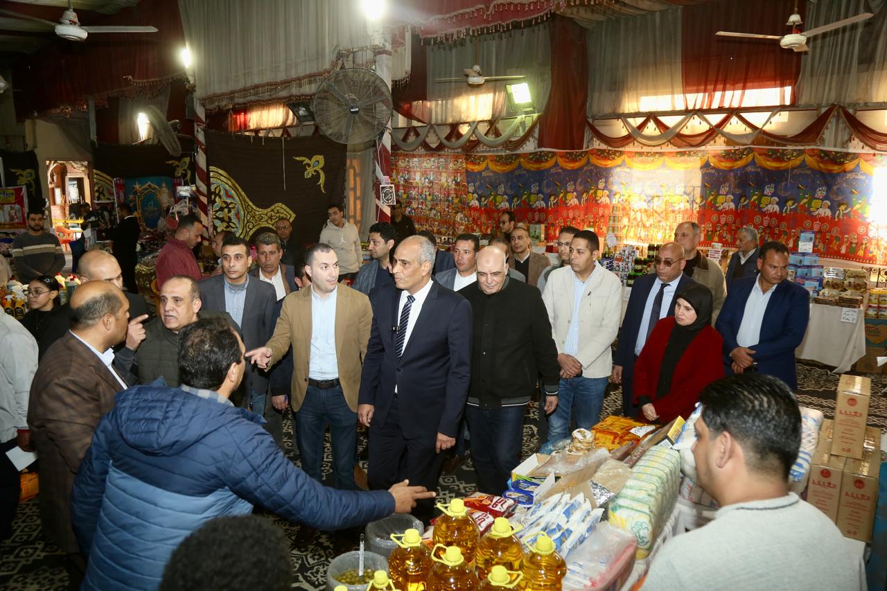 محافظ كفر الشيخ يتابع تنوع المعروضات