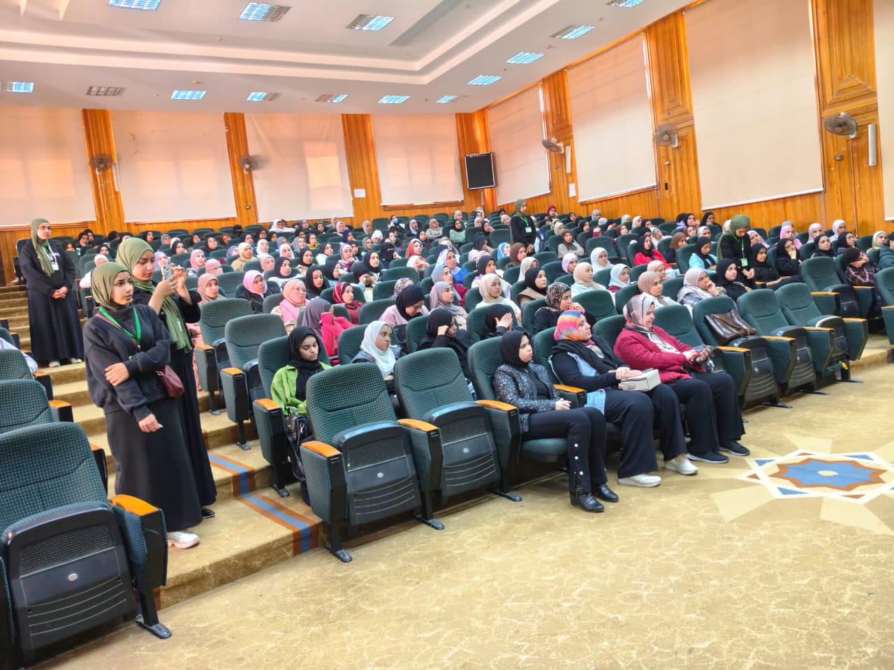 الحضور في كلية تربية  من الطلاب بالندوة