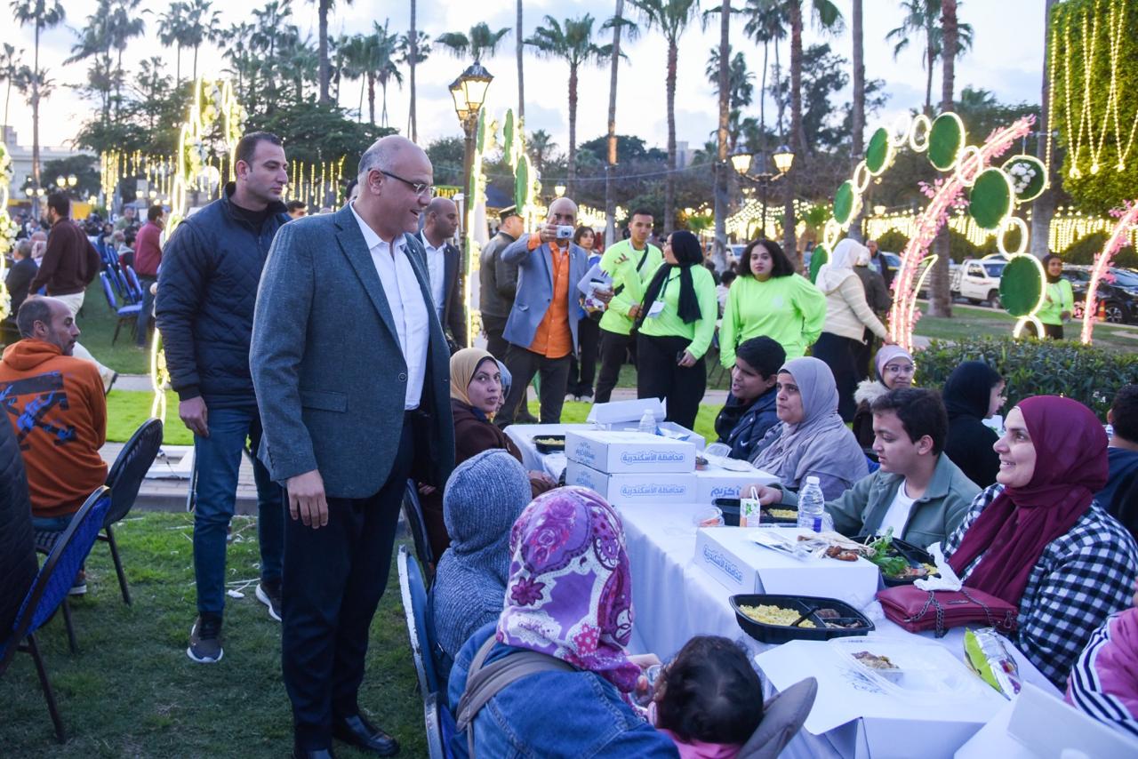 المحافظ وسط المدعويين المحافظ وسط المدعويين