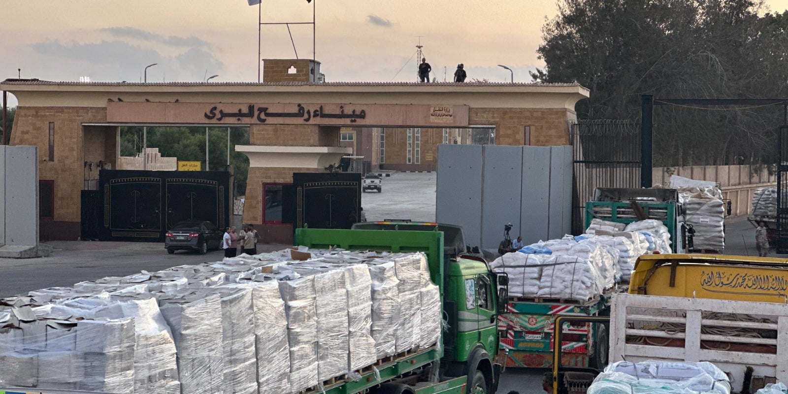 المواد الغذائية فى قافلة زاد العزة