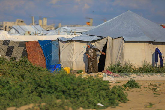 معاناة الأهالى داخل الخيام