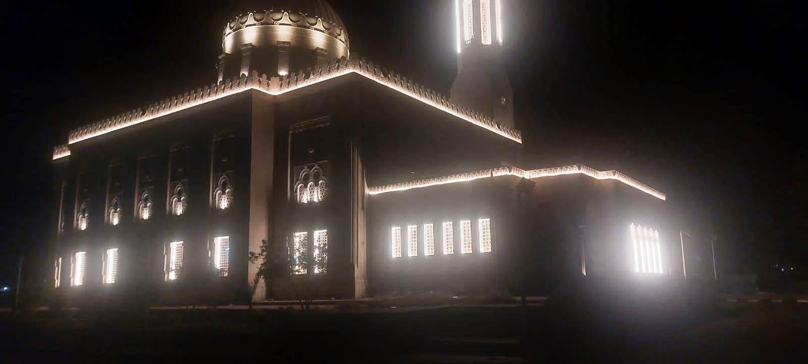 المسجد مضاء ليلا