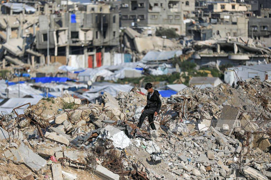 تكدس الخيام وسط القمامة