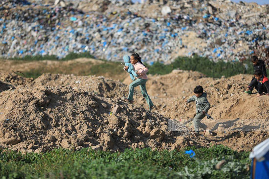 لهوى الأطفال وسط أكوام القمامة