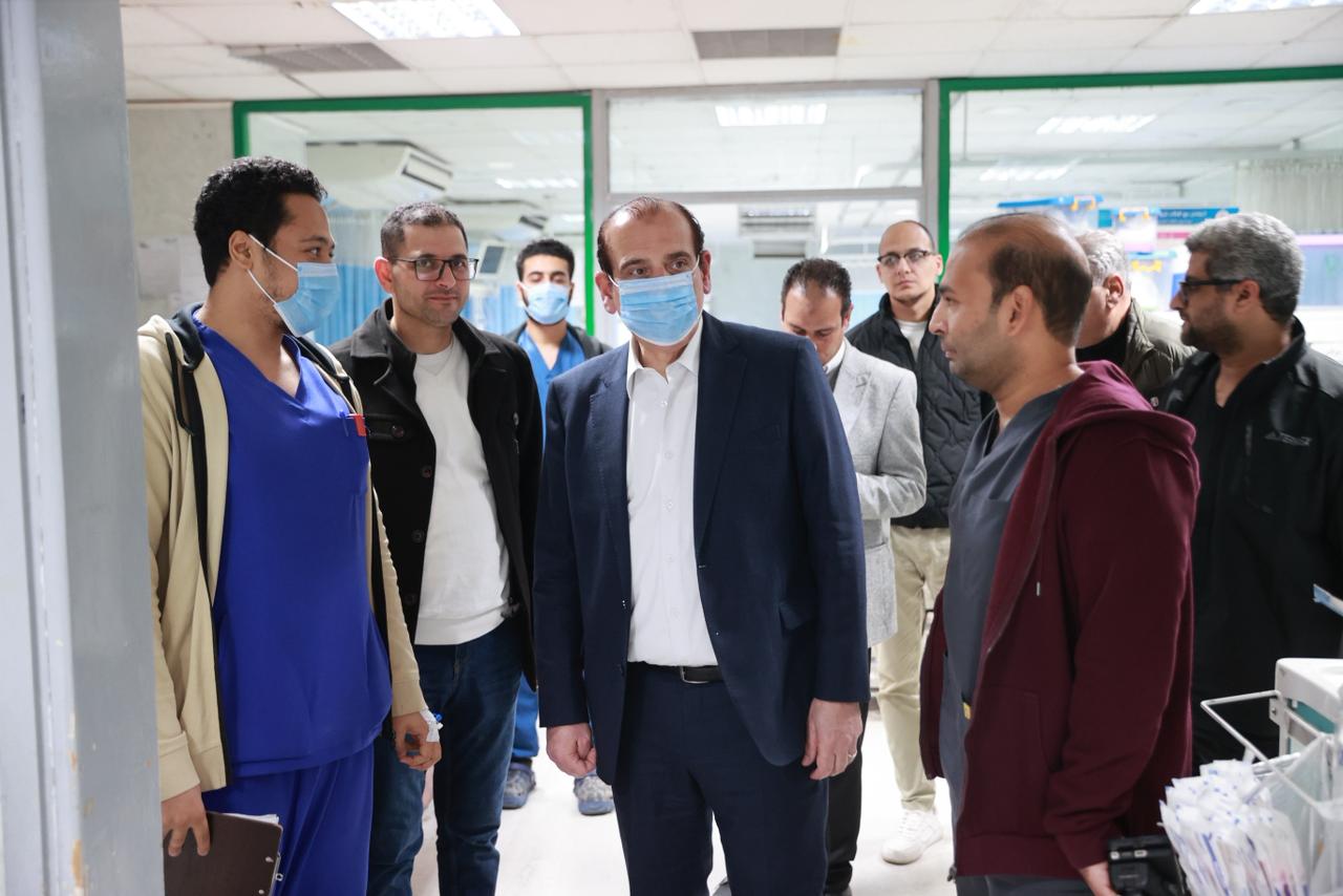 نائب وزير الصحة خلال الزيارة