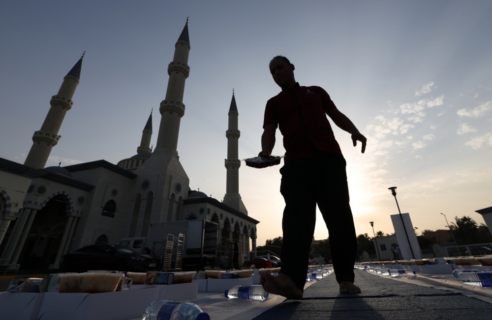 إفطار جماعي فى بيوت الرحمن.. مساجد دبي تستقبل الصائمين (7)