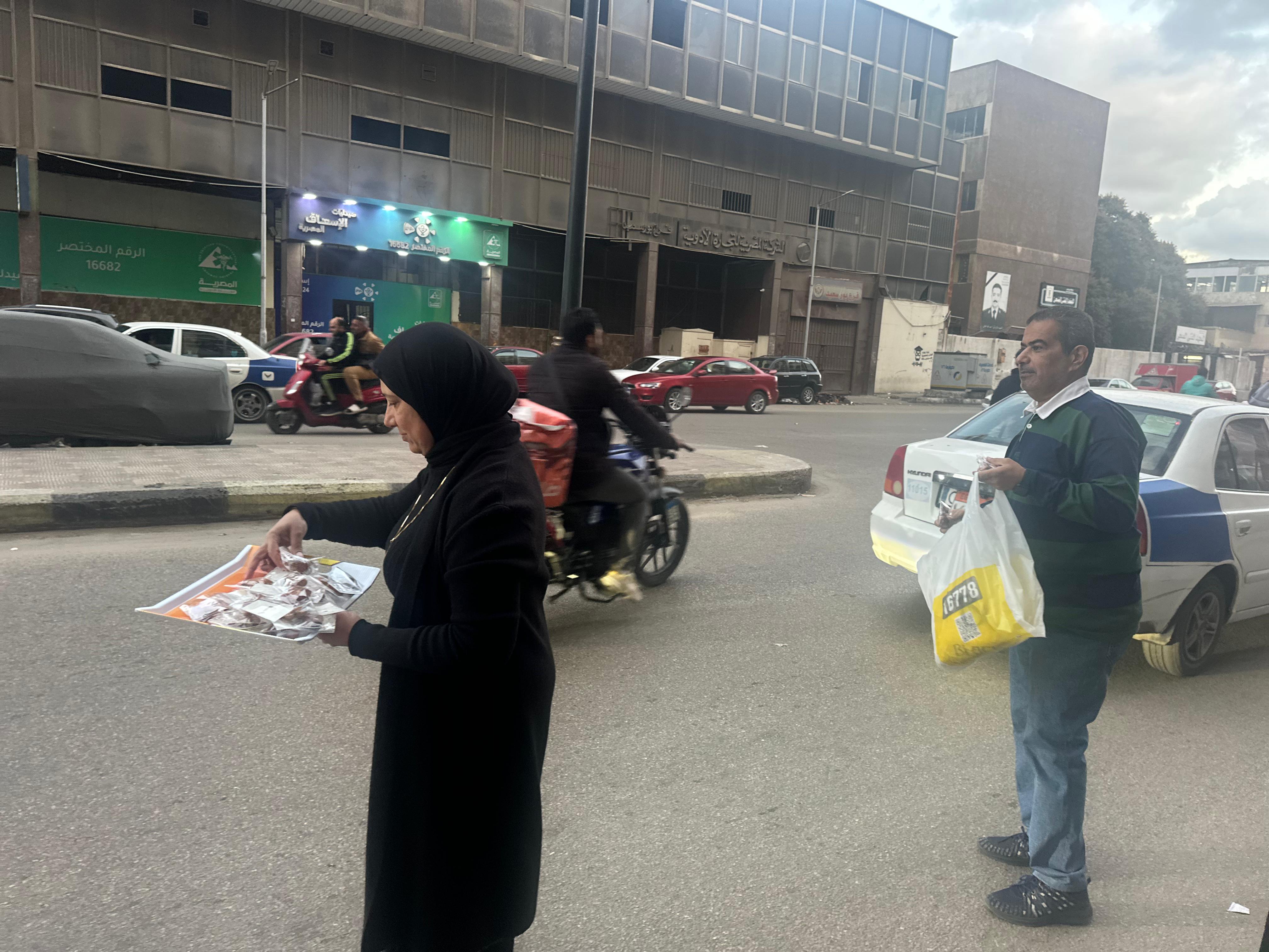 اسرة الشهيد توزع العصائر والتمور