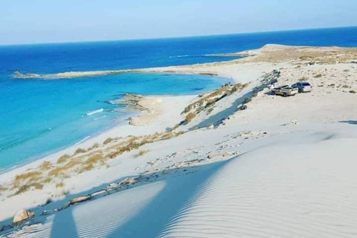 شواطئ مدينة راس الحكمة