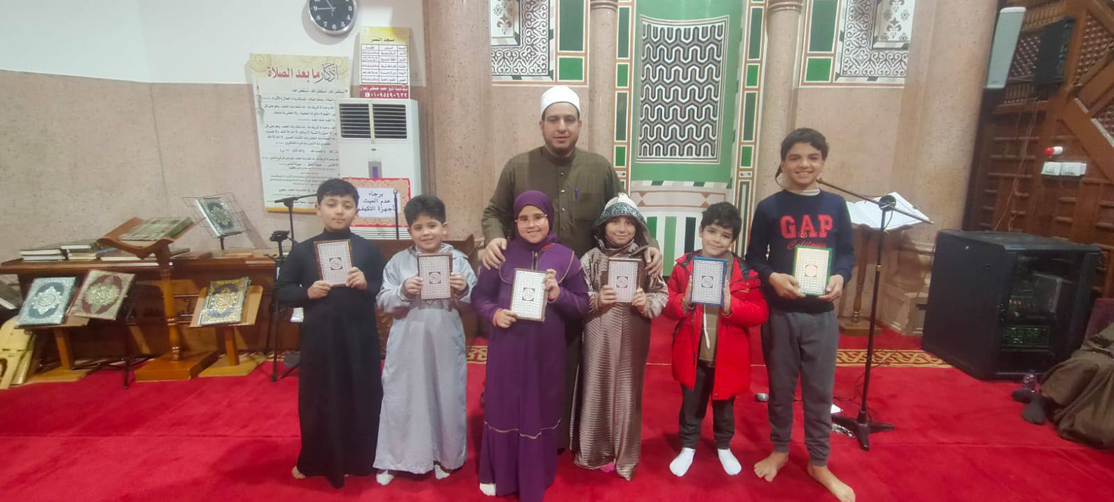 تكريم الاطفال في مسابقة المصلي المثالي