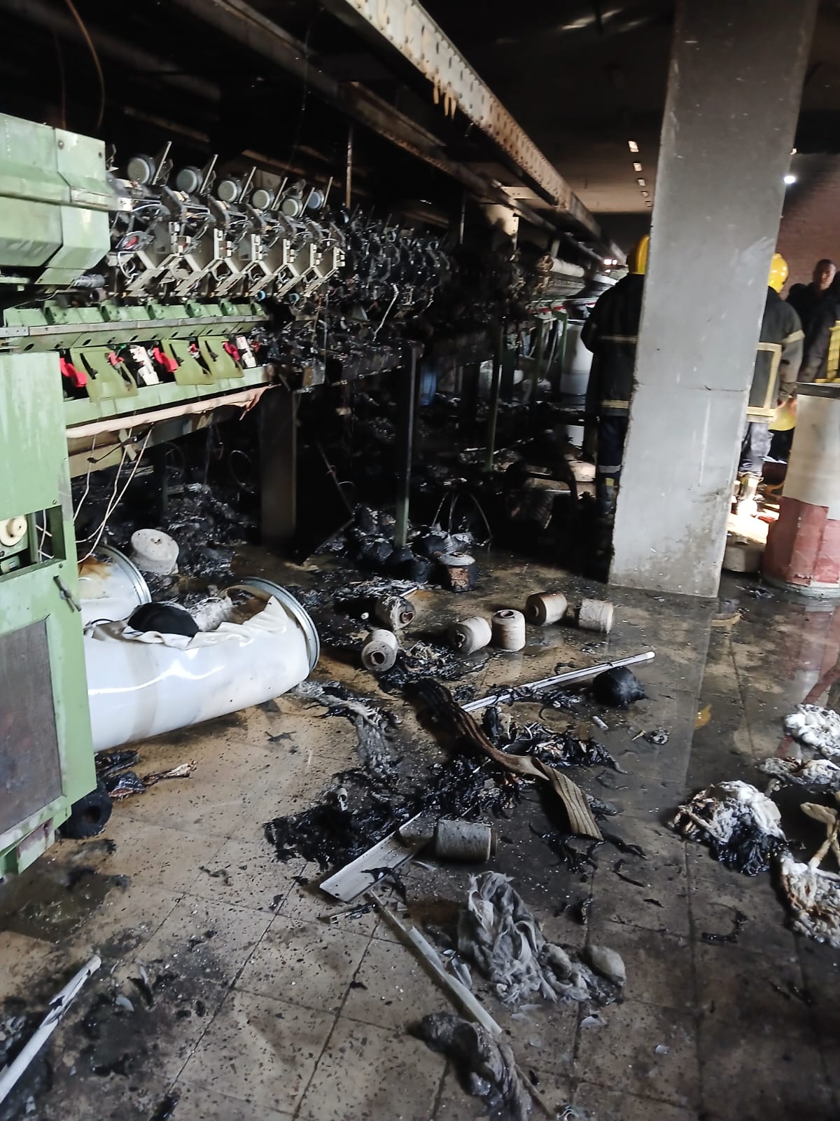 أثار الحريق بالمصنع