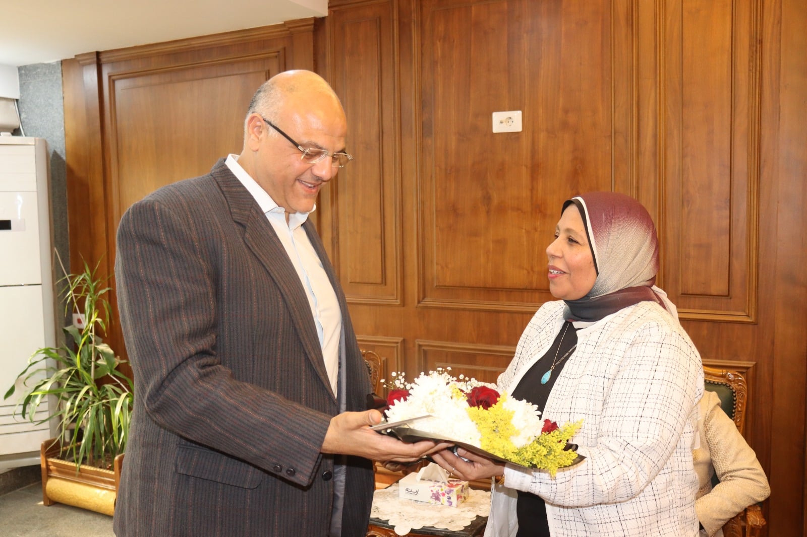 بوكية ورد للمحافظ السابق