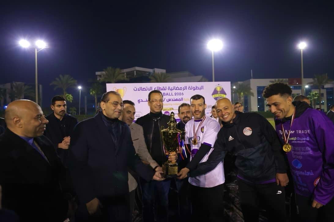 الوزير مع الفريق الفائز