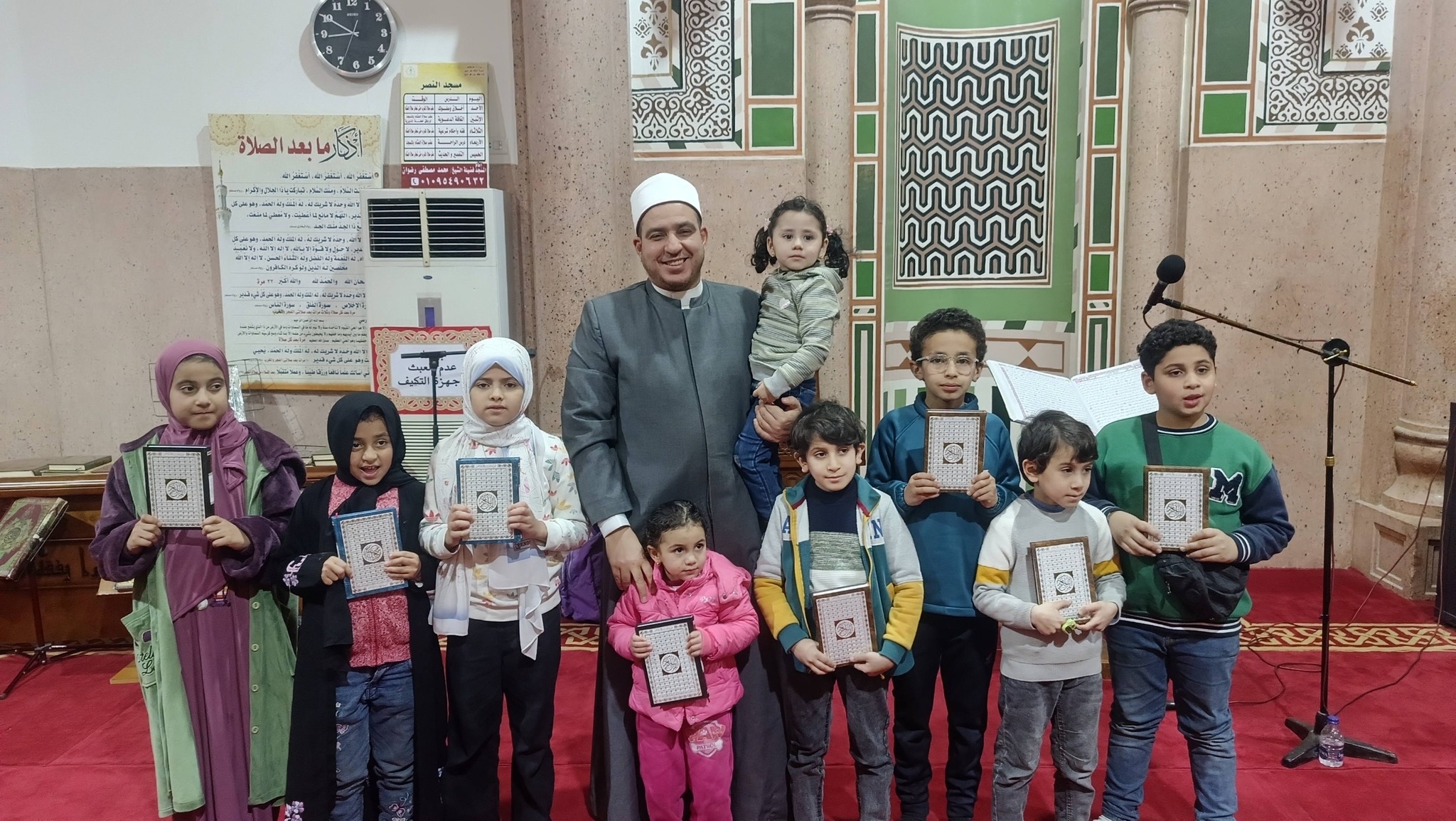 تكريم الطلاب واهدائهم مصاحف