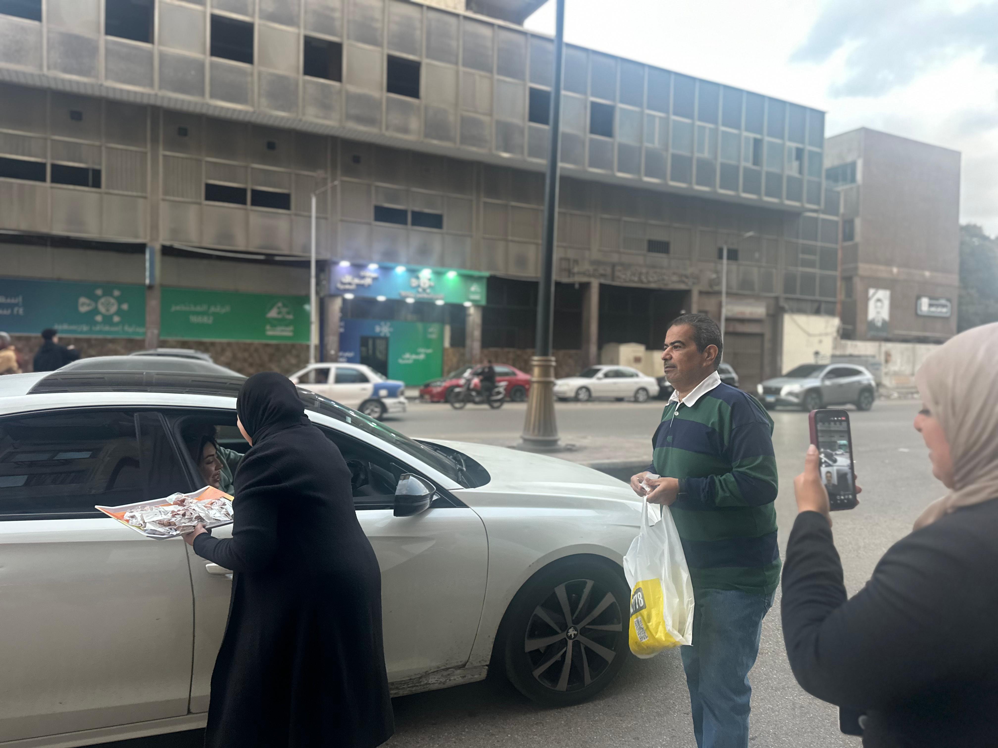 والدة الشهيد تقدم التمور