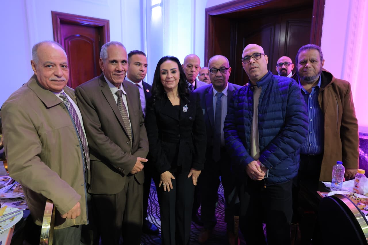 وزيرة التضامن والعاملين ببنك ناصر