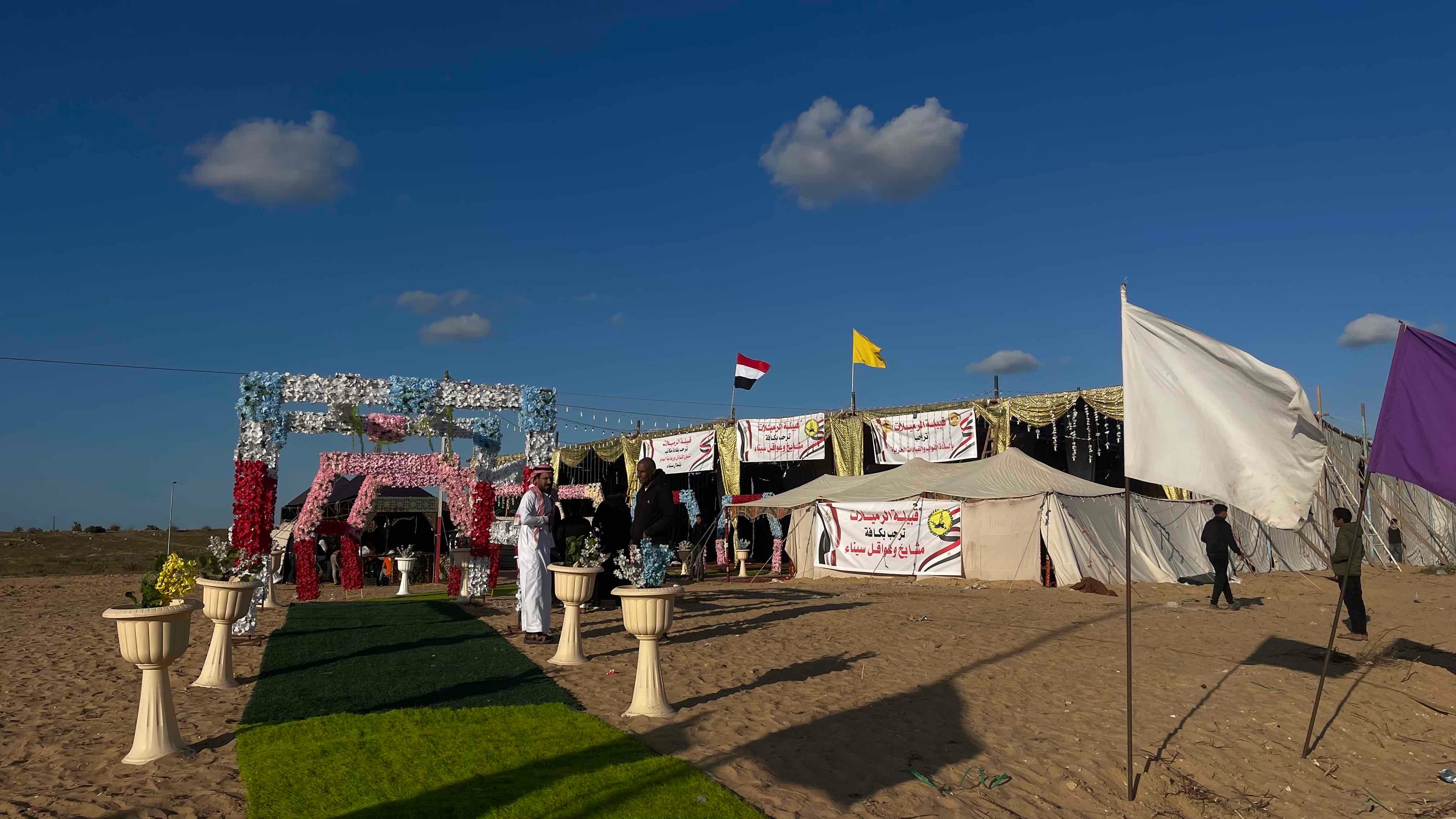 تجهيز واجهه الخيم لاستقبال الضيوف في رفح