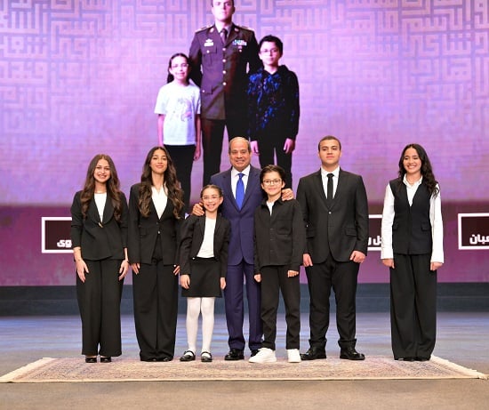 الرئيس يتوسط أبناء الشهداء