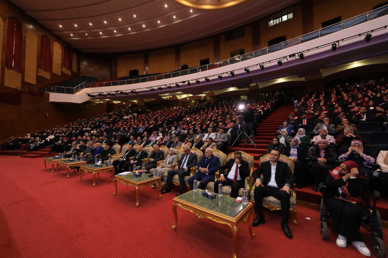 الحضور خلال اللقاء