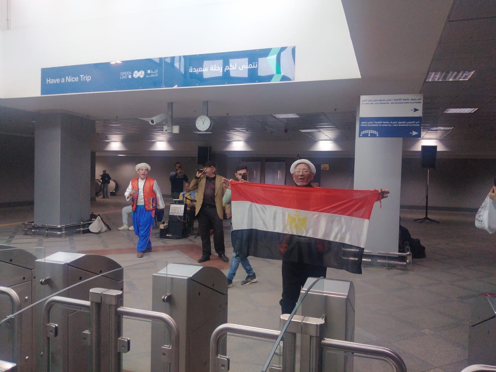 عرض السمسية داخل محطة مترو الأنفاق