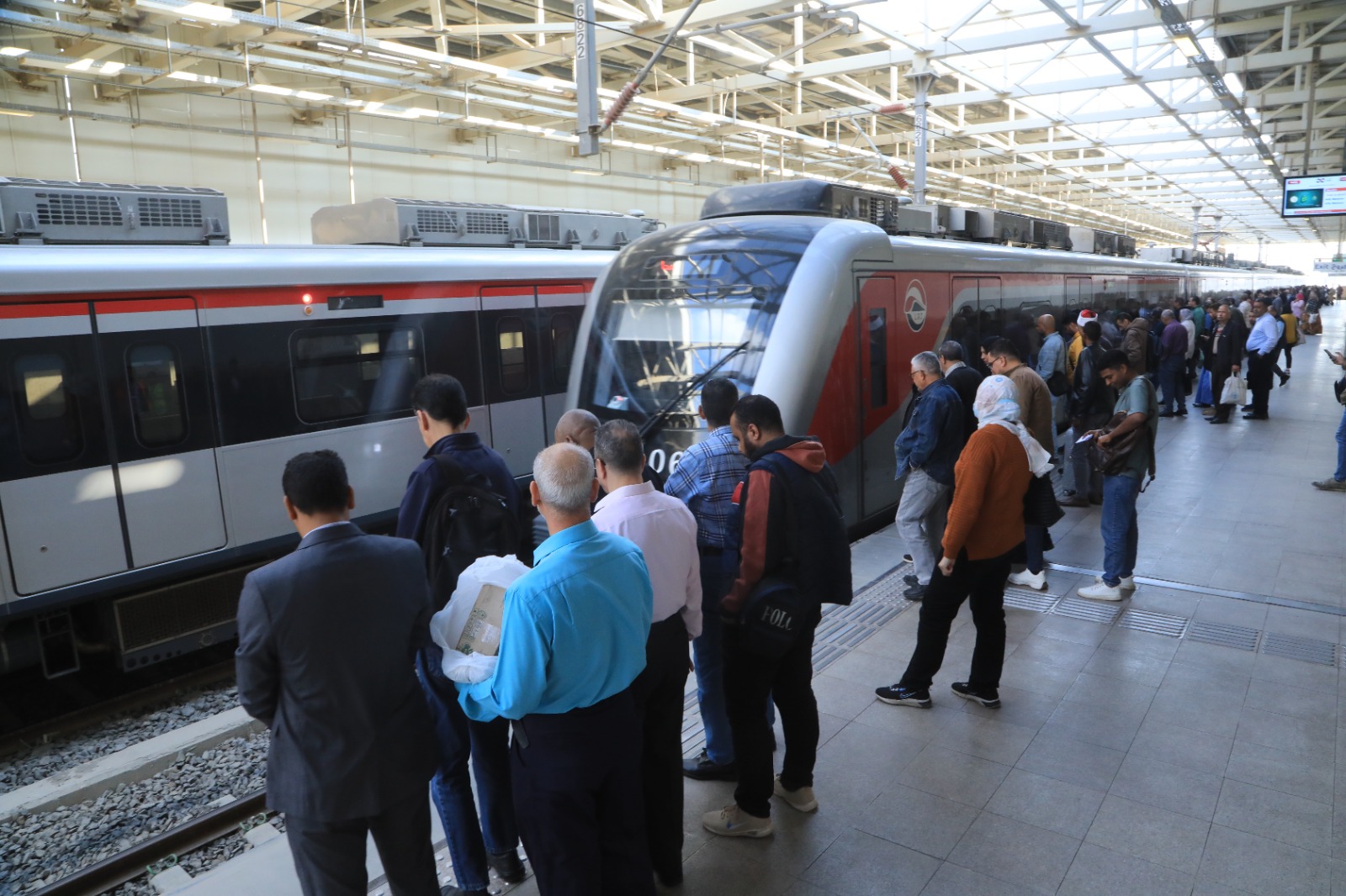 المواطنون أمام القطار الكهربائى الخفيف