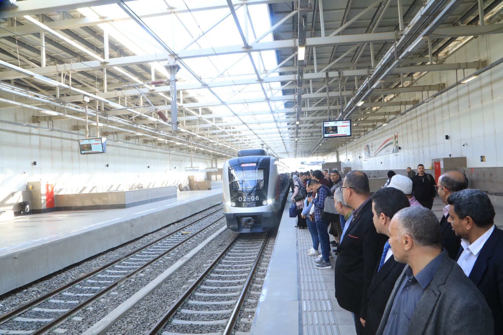 رحلة مواطن عبر القطار الكهربائي الخفيف