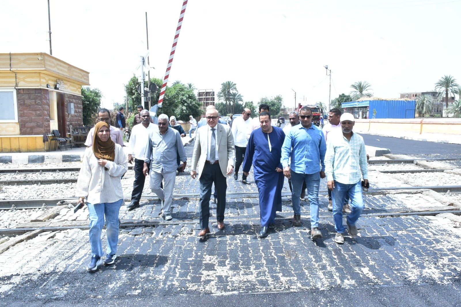 محافظ الأقصر يتفقد أعمال إنشاء كوبري بمدخل نجع العقاربة