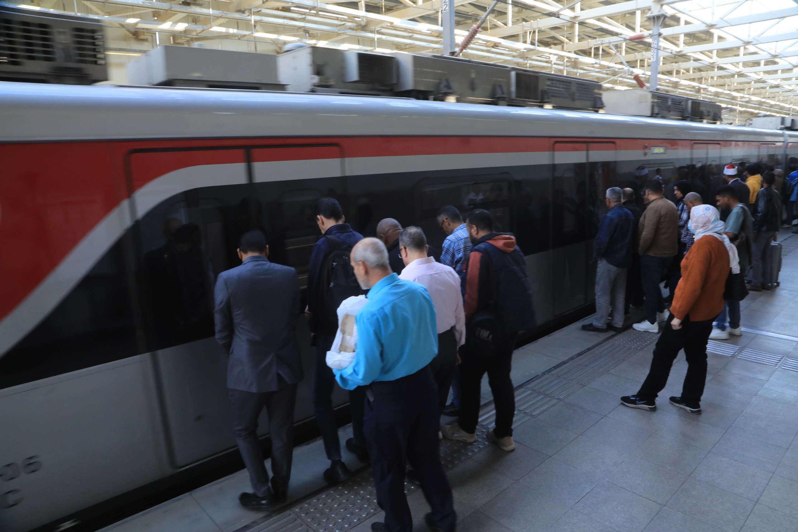 ركاب القطار الكهربائى الخفيف