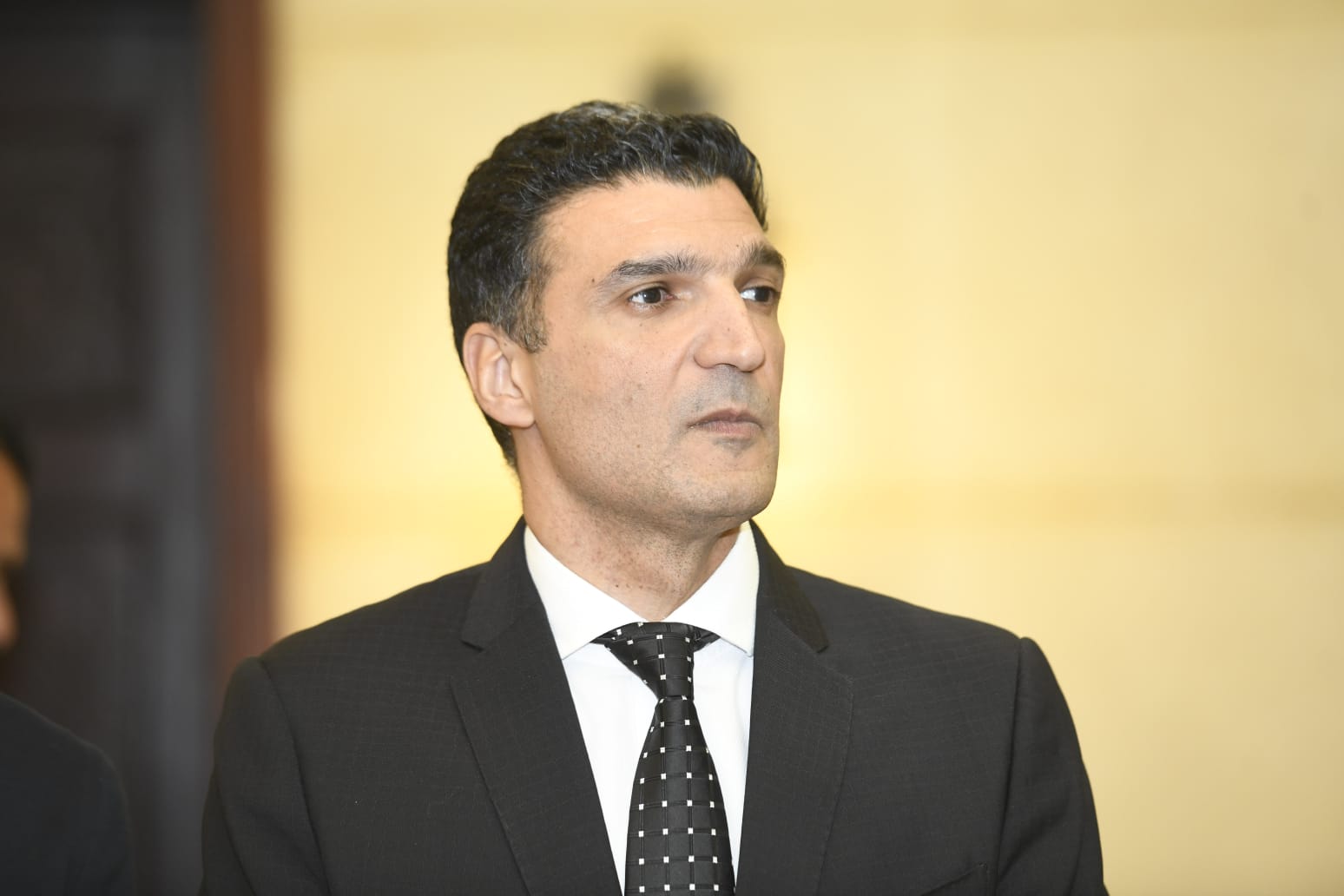 وزير الصناعة خلال استقبال المعزين