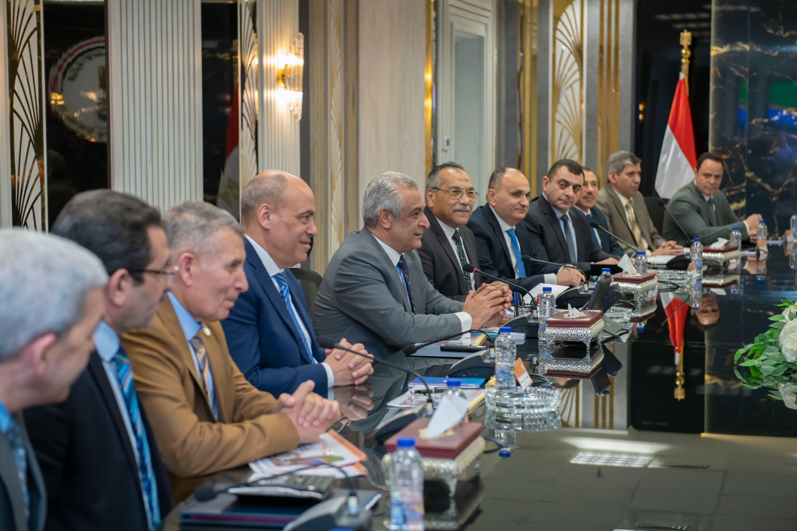 وزير الانتاج الحربى خلال اللقاء