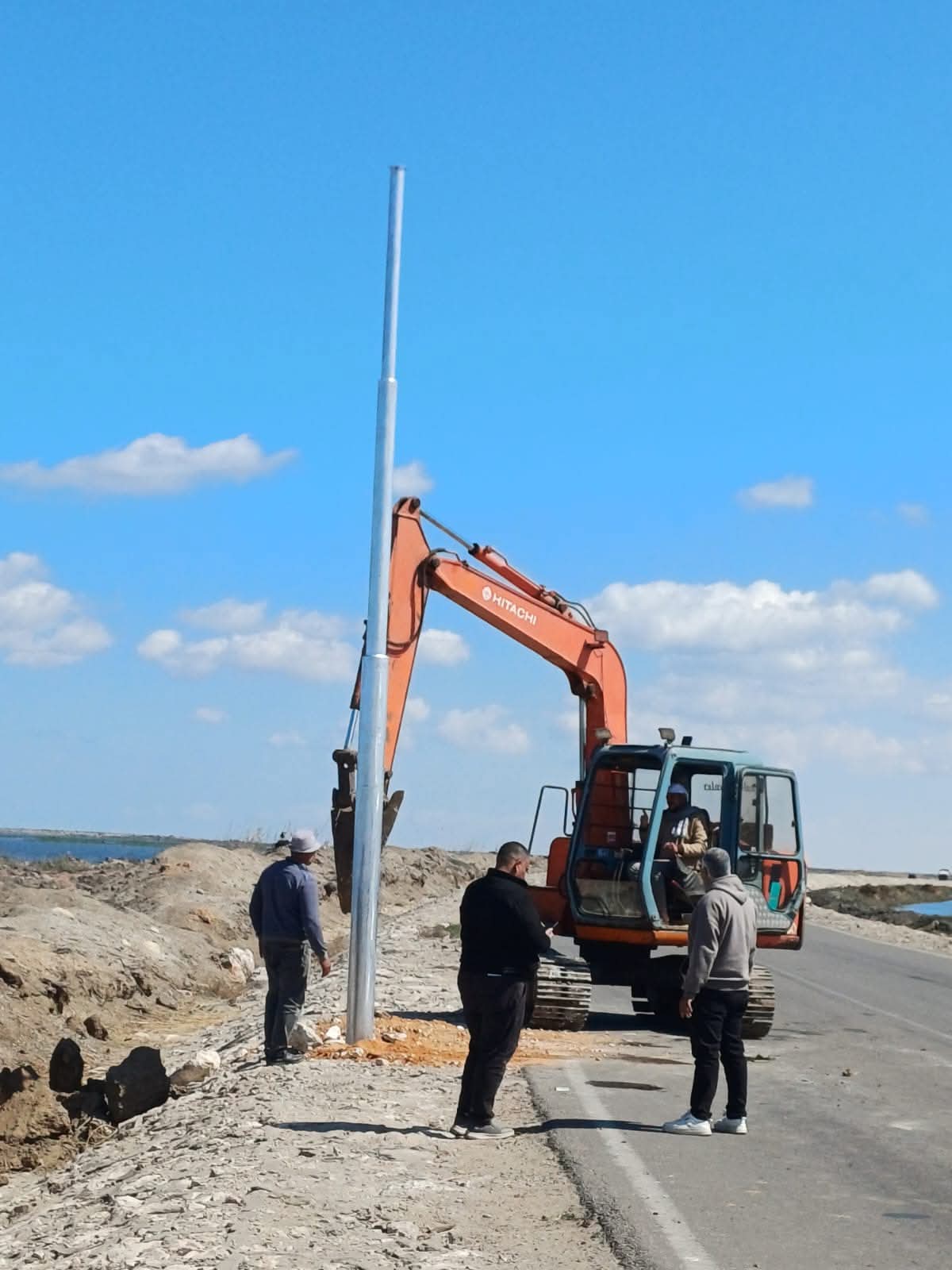 زراعة عمودإنارة علي الطريق